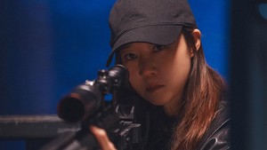 Tapi identitas lain Yu Bo Na yang dia jaga kerahasiaannya adalah seorang penembak jitu. Dia dikenal dengan nama Kingfisher yang selalu berhasil membantai kriminal. (Foto: dok. MBC)