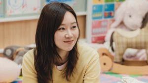 Di drama Korea A Bona fide Killer, Gong Hyo Jin memerankan Yu Bo Na. Dia adalah seorang ibu dengan banyak wajah. Saat pulang ke rumah, dia jadi ibu rumah tangga yang penuh kasih sayang. (Foto: dok. MBC)
