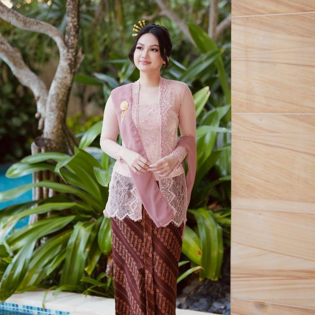 Pesona Aisyah Aqilah Jadi Bridesmaid, Refal Hady Sampai Berkomentar