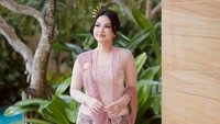 Penampilan full Aisyah Aqilah jadi bridesmaid. Sambil tersenyum, ia tampak anggun memakai kebaya pink dengan bawahan kain batik. (Foto: dok Instagram aisyahaqilahh)
