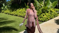 Aisyah Aqilah membagikan foto menjadi bridesmaid bikin Refal Hady berkomentar. Kiw, tulis Refal. Iya kenapa, balas Aisyah. (Foto: dok Instagram aisyahaqilahh)