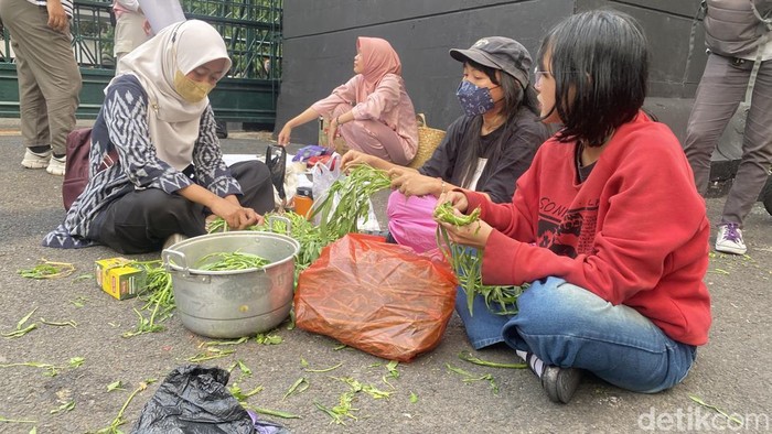 Aksi Bara Puan di Kota Semarang minta evaluasi MBG sambil memasak di halaman Gubernuran, Kecamatan Semarang Selatan, Kota Semarang, Selasa (23/6/2026).