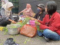 Perempuan di Semarang Kritik Program MBG Sambil Masak
