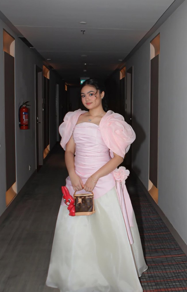 Amora Lemos tampil memukau saat menghadiri acara kelulusan SMP atau prom night. Putri Krisdayanti dan Raul Lemos itu tampil anggun berbalut gaun berwarna soft pink. Foto: Instagram/@amora_lemos05