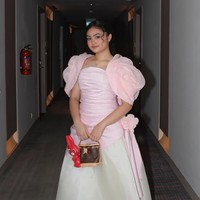 Potret Amora Lemos di Acara Prom Night SMP, Anggun Bergaun Soft Pink