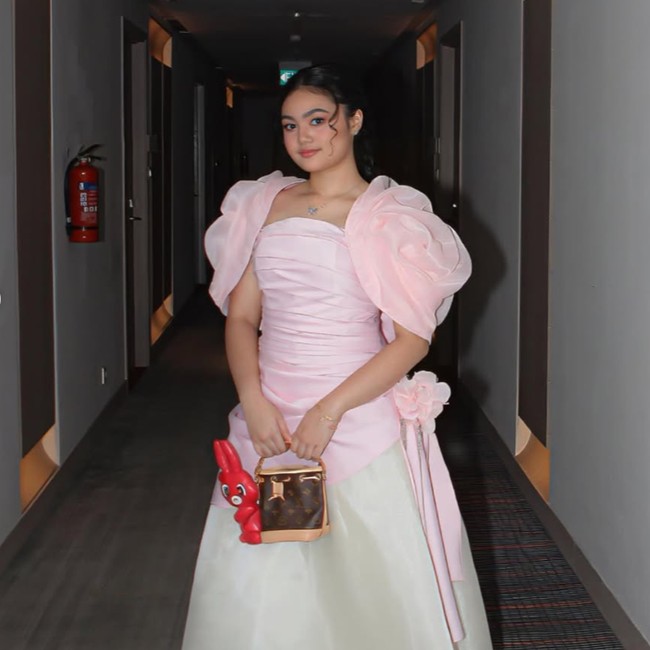 Potret Amora Lemos di Acara Prom Night SMP, Anggun Bergaun Soft Pink