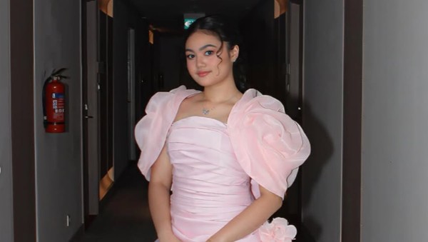 Potret Amora Lemos di Acara Prom Night SMP, Anggun Bergaun Soft Pink
