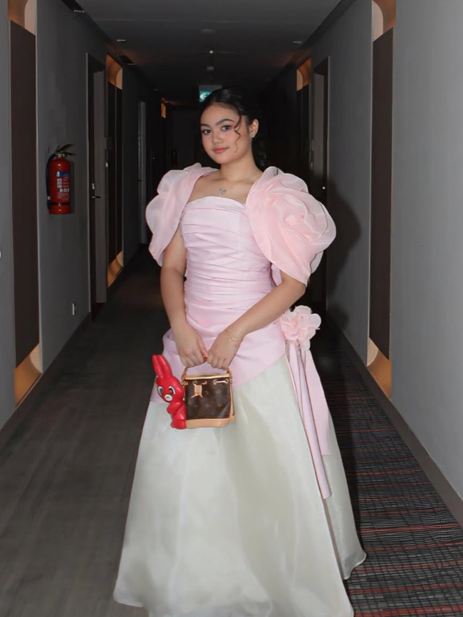 Potret Amora Lemos di Acara Prom Night SMP, Anggun Bergaun Soft Pink