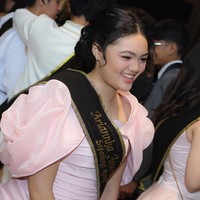 Gaun panjang yang dikenakan Amora memiliki kombinasi warna pink pastel dan putih ivory. Bagian atas gaun didesain strapless dengan detail draping atau lipit-lipit horizontal yang membuat siluet tubuh terlihat lebih rapi. Ada aksen oversized puff sleeves transparan berwarna pink di kedua bahu, membuat look terlihat dramatis. Foto: Instagram/@amora_lemos05