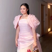Melengkapi penampilannya, Amora menenteng tas kecil dari merek LV lengkap dengan gantungan karakter merah. Ia juga memakai kalung kecil minimalis serta gelang tipis yang membuat penampilannya makin elegan. Foto: Instagram/@amora_lemos05