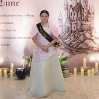 Amora juga tampak mengenakan selempang yang bertuliskan Ariannha Amora Lemos Si Paling Nyanyi. Warisi bakat sang bunda, Amora memang dikenal memiliki suara yang merdu. Foto: Instagram/@amora_lemos05