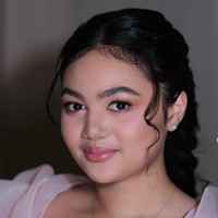 Rambut panjangnya ditata dengan braided hair yang menyisakan beberapa helai poni untuk membingkai wajahnya. Sementara wajahnya dipulas dengan riasan bernuansa pink yang soft dan fresh. Foto: Instagram/@amora_lemos05
