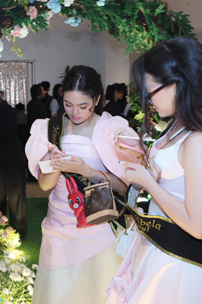 Lahir pada 5 September 2011, saat ini Amora berusia 14 tahun. Sudah lulus SMP dari sekolah HighScope Indonesia, kini dirinya siap masuk ke jenjang pendidikan SMA. Foto: Instagram/@amora_lemos05