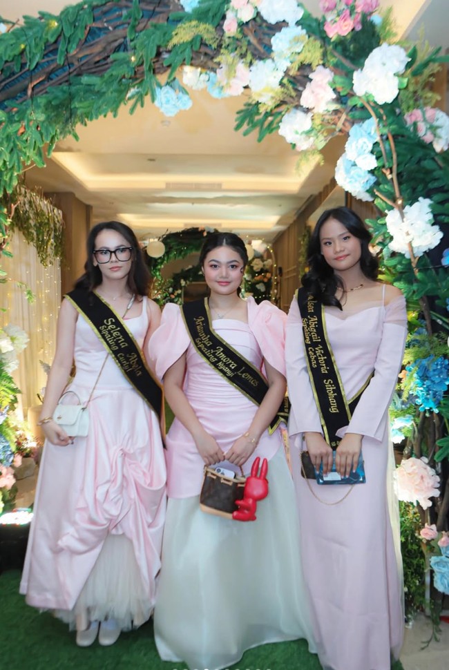 Penampilan Amora terlihat kompak bersama para sahabatnya yang juga mengenakan gaun berwarna soft pink. Foto: Instagram/@amora_lemos05