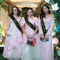 Penampilan Amora terlihat kompak bersama para sahabatnya yang juga mengenakan gaun berwarna soft pink. Foto: Instagram/@amora_lemos05