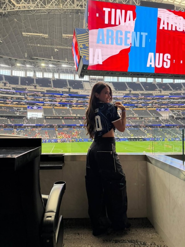 “Betapa beruntungnya bisa melihatmu mencetak sejarah lagi dan lagi,” tulis Antonela dalam bahasa Spanyol. “Aku mencintaimu,” lanjutnya. Foto: Instagram/@antonelaroccuzzo