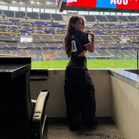 “Betapa beruntungnya bisa melihatmu mencetak sejarah lagi dan lagi,” tulis Antonela dalam bahasa Spanyol. “Aku mencintaimu,” lanjutnya. Foto: Instagram/@antonelaroccuzzo