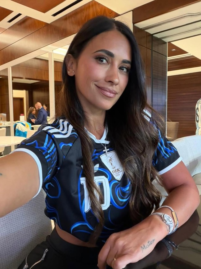 Catatan tersebut membuatnya resmi menjadi pencetak gol terbanyak sepanjang sejarah turnamen. Di tengah pencapaian luar biasa itu, perhatian publik juga tertuju pada sosok Antonela Roccuzzo. Foto: Instagram/@antonelaroccuzzo