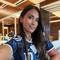 Catatan tersebut membuatnya resmi menjadi pencetak gol terbanyak sepanjang sejarah turnamen. Di tengah pencapaian luar biasa itu, perhatian publik juga tertuju pada sosok Antonela Roccuzzo. Foto: Instagram/@antonelaroccuzzo