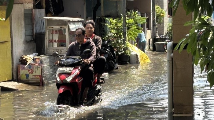 Hujan di musim kemarau menyebabkan banjir di Surabaya karena dipicu proyek gorong-gorong