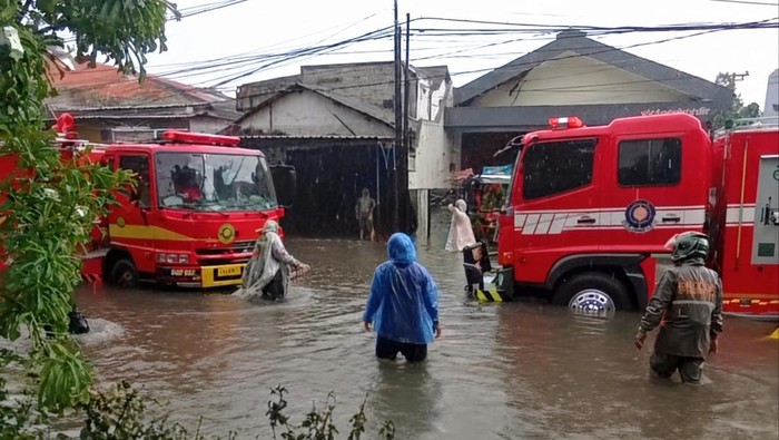 Wali KotaEri Cahyadi meminta maaf karena Surabaya terendam banjir