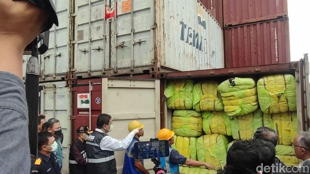 Ditjen Bea Cukai Kementerian Keuangan mengamankan 43 kontainer baju impor bekas di Pelabuhan Tanjung Priok dan ribuan balpres baju bekas ilegal di Kalimantan Barat. Barang sitaan itu dipamerkan pada Rabu (23/6/2026).