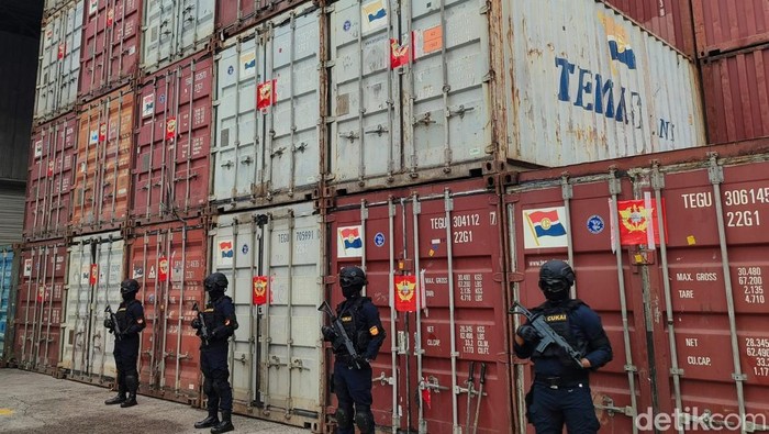 Ditjen Bea Cukai Kementerian Keuangan mengamankan 43 kontainer baju impor bekas di Pelabuhan Tanjung Priok dan ribuan balpres baju bekas ilegal di Kalimantan Barat. Barang sitaan itu dipamerkan pada Rabu (23/6/2026).