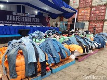 2 Gudang Baju Bekas Ilegal di Kalbar Digeledah, Pemilik Kapal Diincar