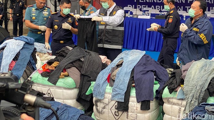 Ditjen Bea Cukai Kementerian Keuangan mengamankan 43 kontainer baju impor bekas di Pelabuhan Tanjung Priok dan ribuan balpres baju bekas ilegal di Kalimantan Barat. Barang sitaan itu dipamerkan pada Rabu (23/6/2026).