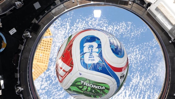 Bola sepak untuk Piala Dunia 2026 dibawa ke Stasiun Luar Angkasa Internasional (dok. Instagram/@nasa)