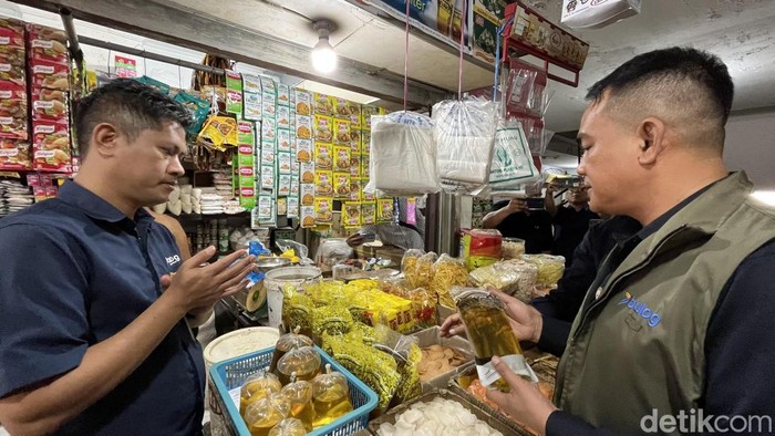 Bulog Sumut saat sidak ke Pasar Sukaramai Medan (Kartika Sari/detikSumut)