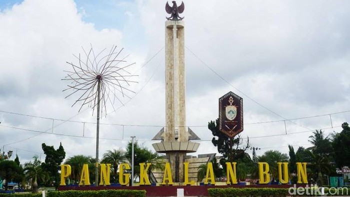 Bundaran Pancasila yang merupakan ikon Kota Pangkalan Bun. (Sigit Pamungkas)
