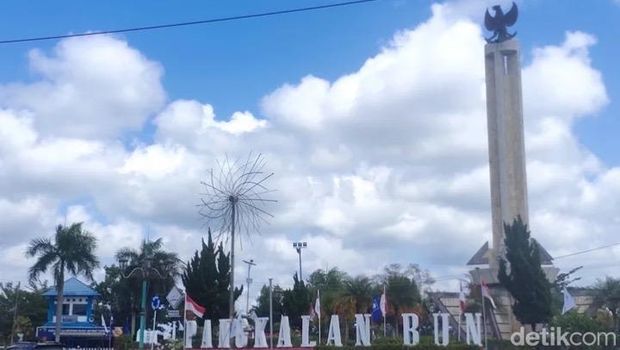 Bundaran Pancasila yang merupakan ikon Kota Pangkalan Bun. (Sigit Pamungkas) Bundaran Pancasila yang merupakan ikon Kota Pangkalan Bun. (Sigit Pamungkas)