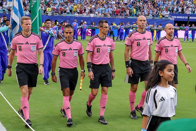 Wasit pertandingan Maurizio Mariani (C), memimpin para ofisial pertandingan, Daniele Bindoni, Alberto Tegoni, Drew Fischer, dan Michael Barwegen ke lapangan sebelum pertandingan Grup H Piala Dunia FIFA 2026 antara Arab Saudi dan Uruguay pada 15 Juni 2026 di Stadion Miami, Miami Gardens, Florida.