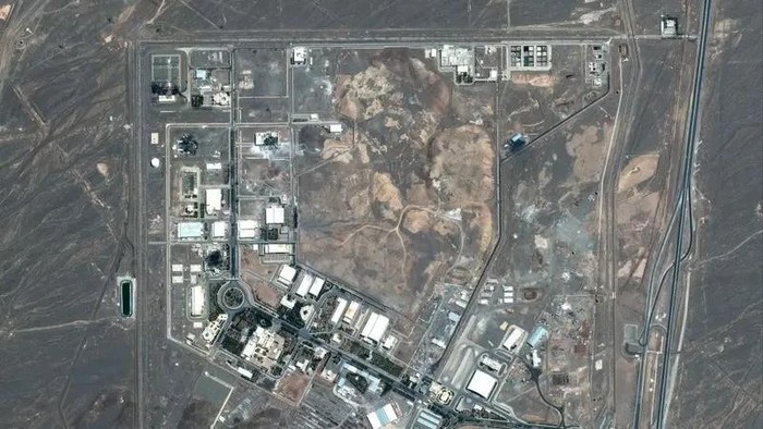 Citra satelit menunjukkan fasilitas nuklir Nataz di Iran usai dibom AS dan Israel pada Juni 2025 (dok. via AFP) 
