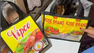 Inspiratif! Viral Ibu-ibu di Desa Olah Kemasan Plastik Bekas Minyak Jadi Cuan