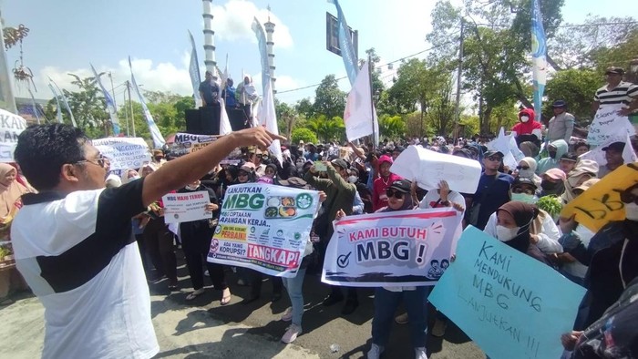 Demo dukung MBG di DPRD Lamongan