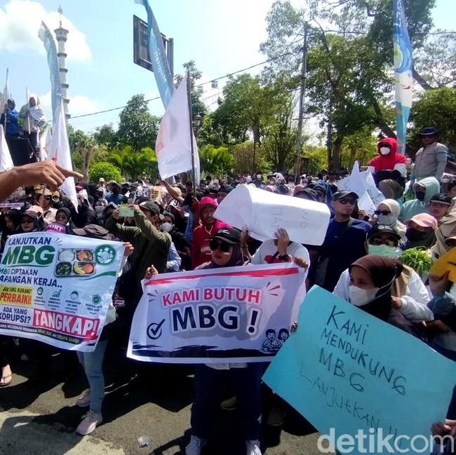 Aksi Dukung Progam MBG di DPRD Lamongan