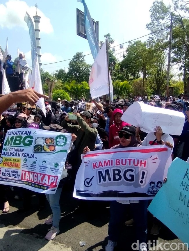 Aksi Dukung Progam MBG di DPRD Lamongan