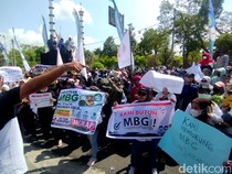 Aksi Dukung Progam MBG di DPRD Lamongan