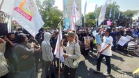 Dalam aksi yang berlangsung di depan Kantor Pemkab Lamongan tersebut, massa menyampaikan dukungan terhadap pelaksanaan MBG yang merupakan program strategis pemerintahan Presiden RI.