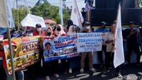 Aksi berlangsung tertib dengan menyampaikan aspirasi agar program yang menjadi salah satu prioritas nasional tersebut terus dijalankan.