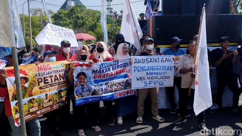Demo Dukung MBG di DPRD Lamongan