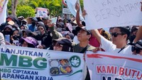 Mereka menilai program tersebut memberikan manfaat bagi masyarakat, khususnya dalam meningkatkan kualitas gizi anak-anak dan mendukung tumbuh kembang generasi muda.