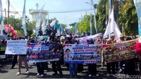 Dengan mementangkan sejumlah spanduk. Massa menggelar aksi damai di depan Gedung DPRD Lamongan.