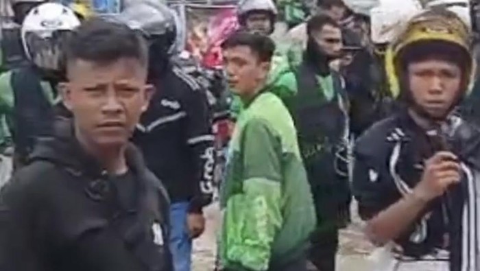 Driver ojol menggeruduk pelabuhan Kendari usai rekannya dianiaya.