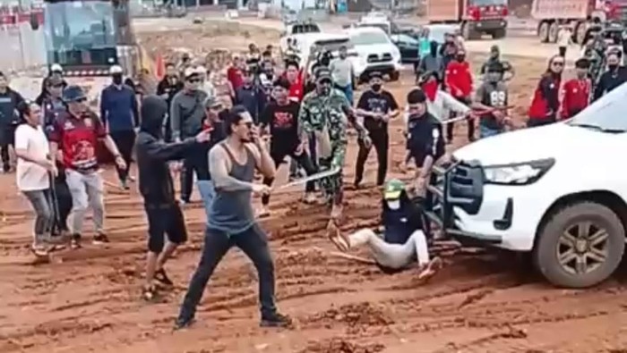 Dua kelompok warga saling ancam pakai parang di PT IPIP Kolaka.