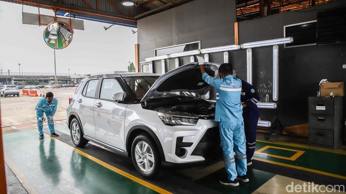 Petugas melakukan pemeriksaan kendaraan yang akan diekspor di Indonesia Car Terminal (ICT), Pelabuhan Tanjung Priok, Jakarta Utara, Selasa (23/6/2026). Aktivitas ekspor berlangsung di tengah meningkatnya kinerja industri otomotif nasional.