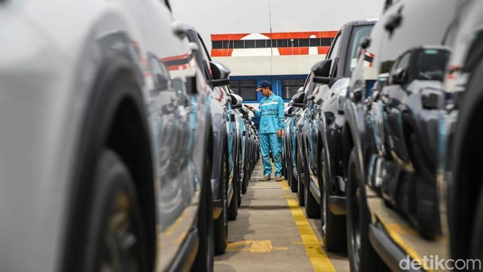 Petugas melakukan pemeriksaan kendaraan yang akan diekspor di Indonesia Car Terminal (ICT), Pelabuhan Tanjung Priok, Jakarta Utara, Selasa (23/6/2026). Aktivitas ekspor berlangsung di tengah meningkatnya kinerja industri otomotif nasional.