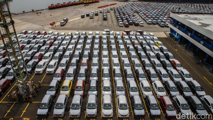 Petugas melakukan pemeriksaan kendaraan yang akan diekspor di Indonesia Car Terminal (ICT), Pelabuhan Tanjung Priok, Jakarta Utara, Selasa (23/6/2026). Aktivitas ekspor berlangsung di tengah meningkatnya kinerja industri otomotif nasional.